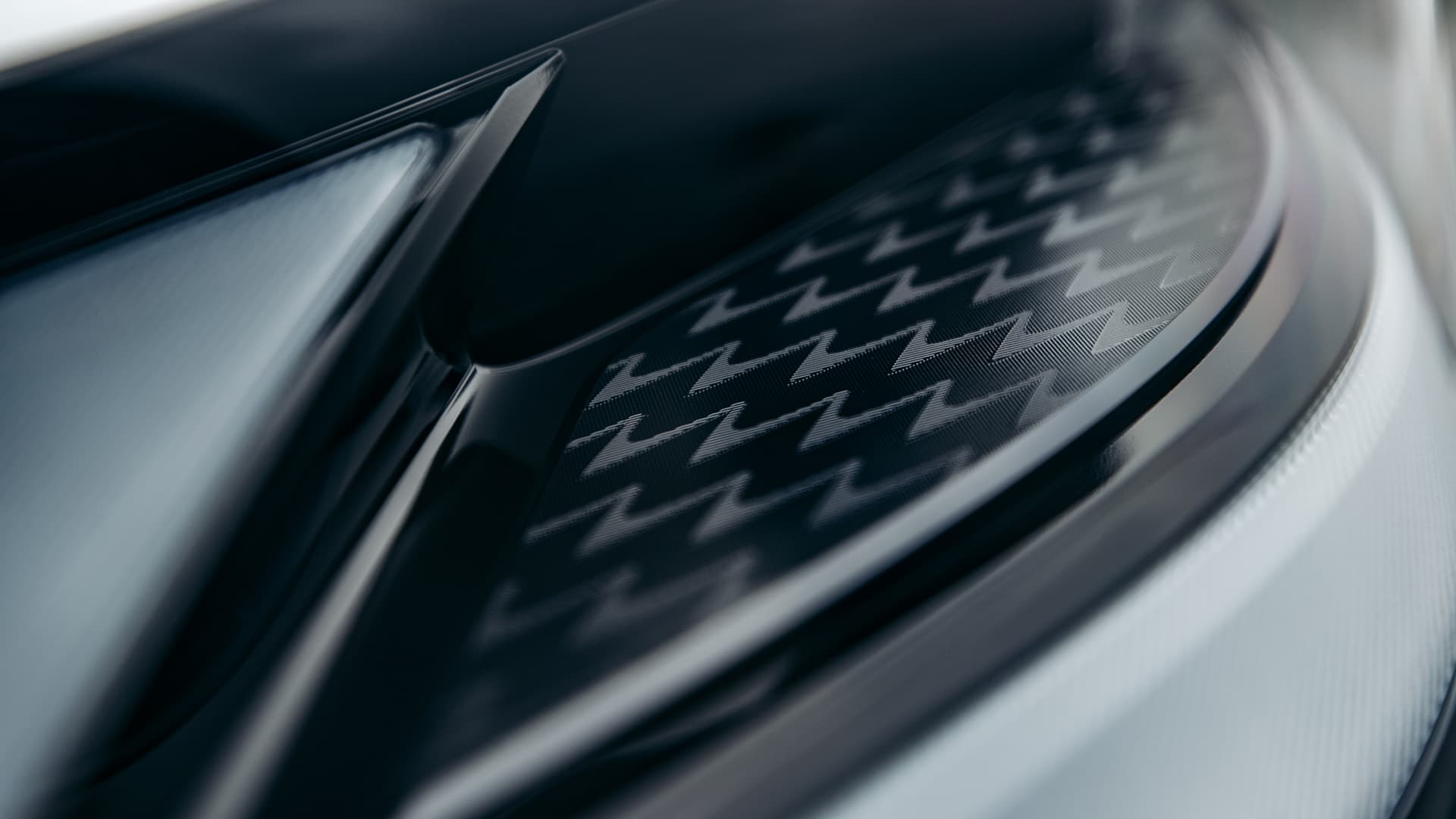 Những người thợ thủ công bậc thầy của Lexus chế tác nên các chi tiết của chiếc xe bằng sự chuẩn xác tuyệt đối.