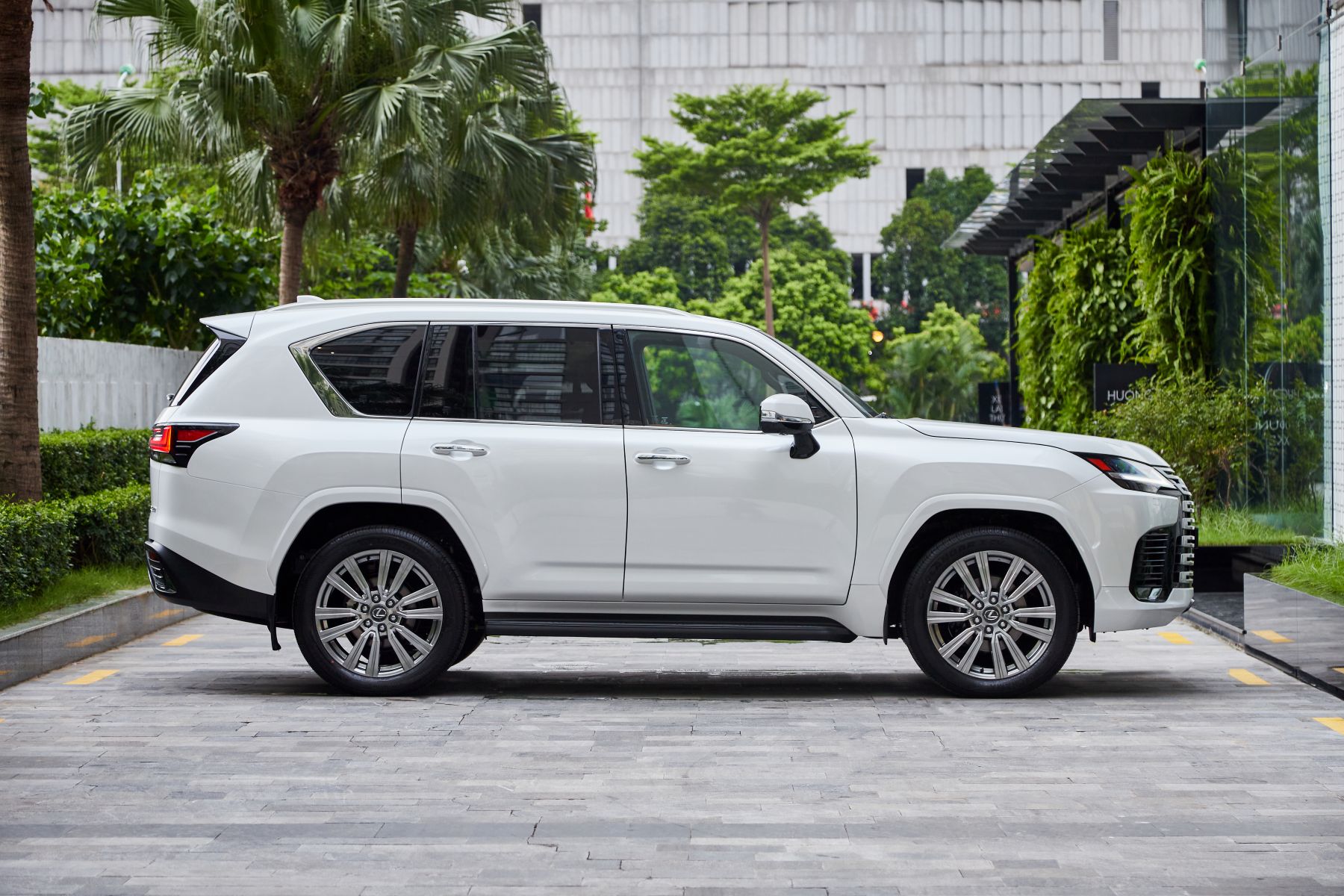 lexus-lx600-vip-trang2
